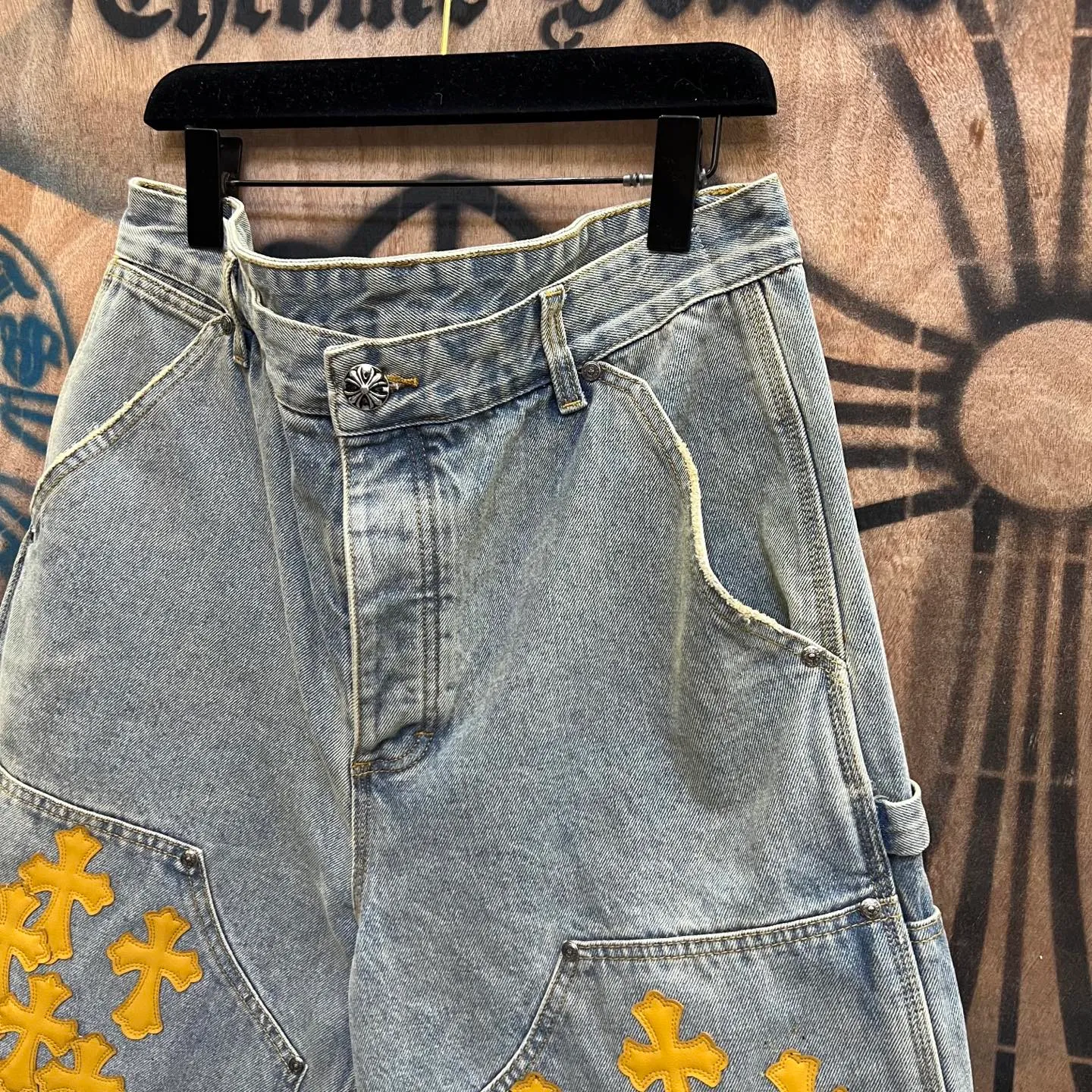 P520 chrome hearts limited series new city limited jeans Chrome Hearts city limited denim shorts vintage levis American made 501 505 517 base version remake Levis American made 501 base version imported sheepskin 925 silver remake Customers provide waist and pants length or height and weight. The studio will select the most suitable base version for you to remake. There are many people doing remakes in the market. Don’t belittle or comment. The difference is visible to the naked eye. See and compare for yourself #CHROME HEARTS Unisex style